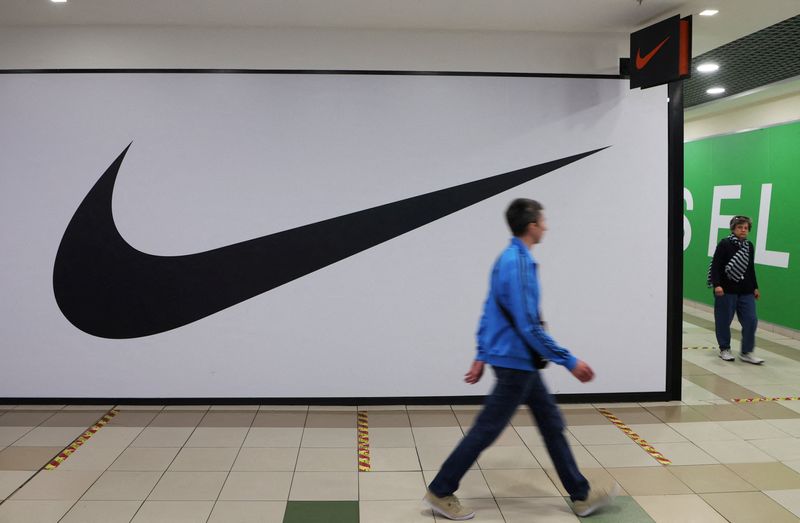 &copy; Reuters. Le fabricant de vêtements sportifs Nike va se retirer complètement de Russie trois mois après avoir suspendu ses activités dans le pays, a déclaré jeudi le groupe dans un communiqué envoyé par courriel. /Photo prise le 25 mai 2022/REUTERS/Anton Va