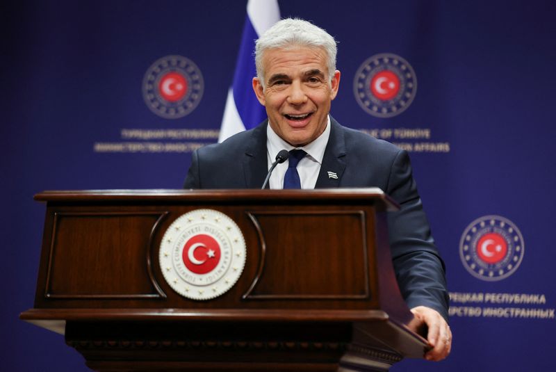 &copy; Reuters. وزير الخارجية الإسرائيلي يائير لابيد يتحدث في مؤتمر صحفي في أنقرة عاصمة تركيا يوم الخميس. تصوير: أوميت بكطاش - رويترز.