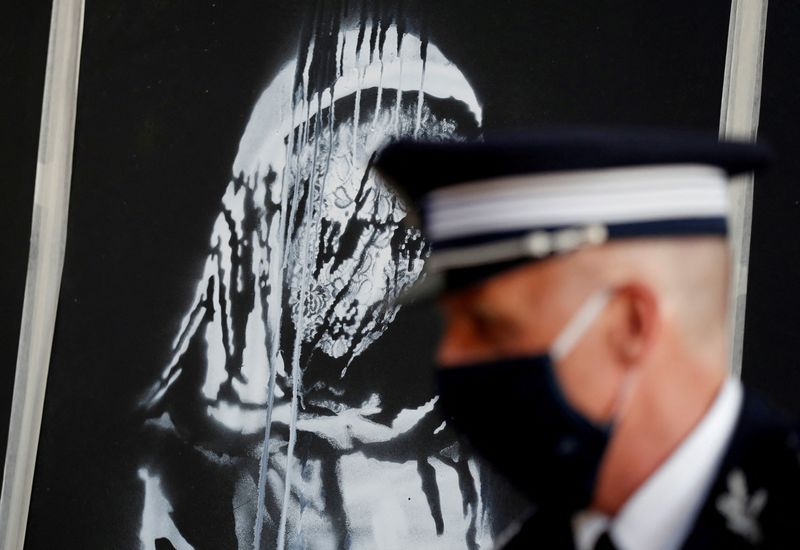 &copy; Reuters. Huit hommes accusés du vol ou du recel d'une porte du Bataclan décorée d'un dessin attribué à l'artiste britannique Banksy, en hommage aux victimes des attentats du 13 novembre 2015, ont été condamnés jeudi à Paris à des peines de prison allant 