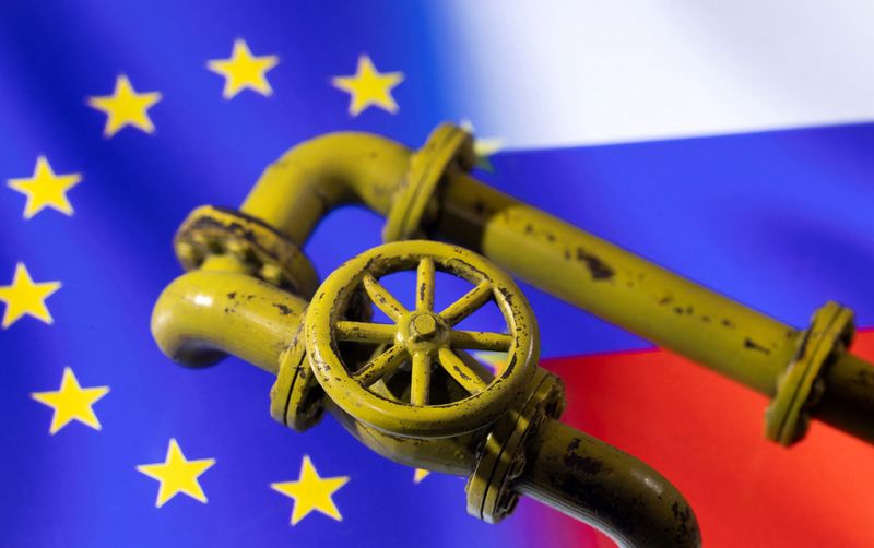 &copy; Reuters. FOTO DE ARCHIVO: Tubos de gas natural impresos en 3D colocados sobre banderas de la UE y Rusia