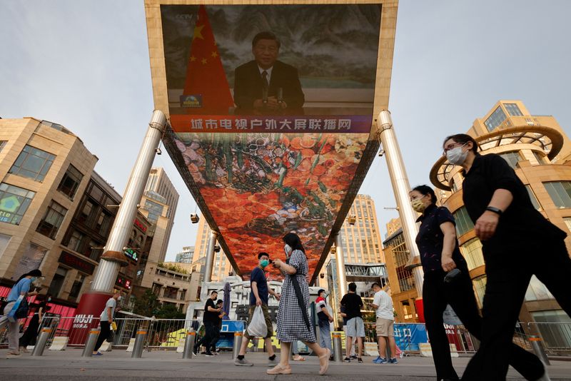 © Reuters. Una pantalla emite un programa del presidente chino Xi Jinping en Pekín, China, 23 de junio del 2022.  REUTERS/Thomas Peter