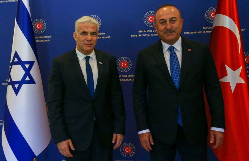 &copy; Reuters. El ministro de Relaciones Exteriores turco, Mevlut Cavusoglu, y el ministro de Relaciones Exteriores israelí, Yair Lapid, se reúnen en Ankara, Turquía. 23 de junio, 2022. Necati Savas/Pool vía REUTERS