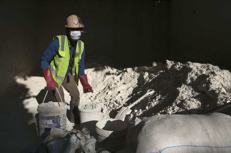 &copy; Reuters. Imagen de archivo de un trabajar transportando caliza, usado para extraer plomo y zinc del mineral en una fundación de Lumbung Mineral Sentosa en Bogor, al sur de Yakarta, Indonesia.