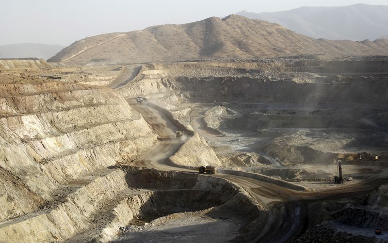 &copy; Reuters. Imagen de archivo de camiones transportando mineral de oro, cobre y zinc excavado desde el principal foso de la Bisha Mining Share Company (BMSC) en Eritrea, operado por la canadiense Nevsun Resources. 17 de febrero, 2016. REUTERS/Thomas Mukoya/Archivo