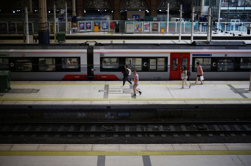 © Reuters. أشخاص على رصيف للسكك الحديدية في محطة ليفربول يوم الخميس. 