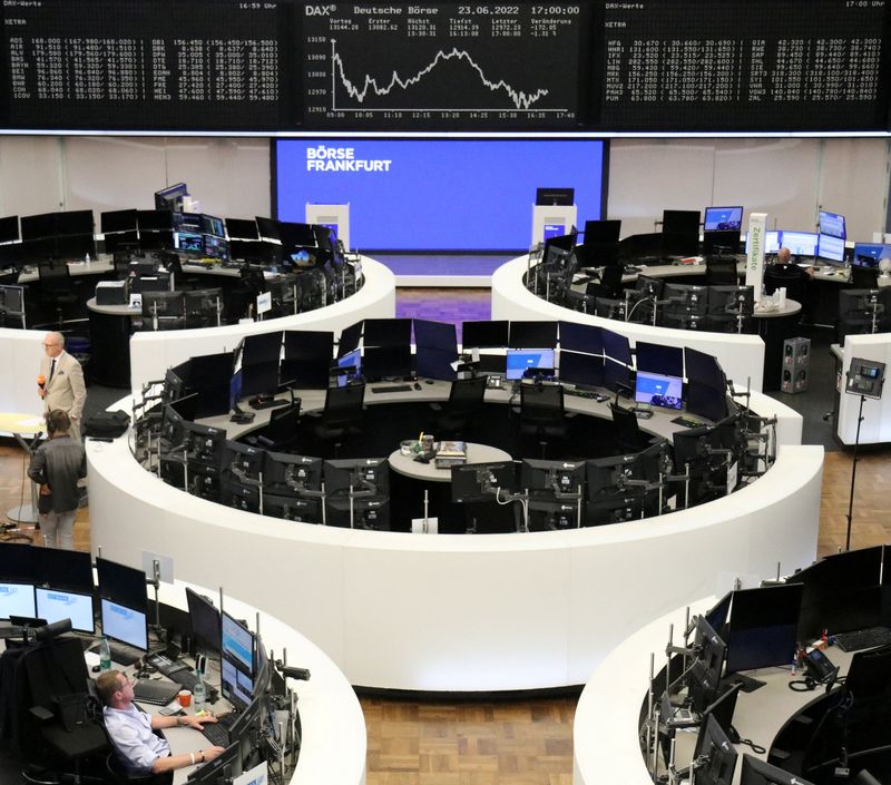 &copy; Reuters. شاشة تظهر حركة الأسهم على مؤشر داكس الألماني يوم الخميس. تصوير: رويترز. 