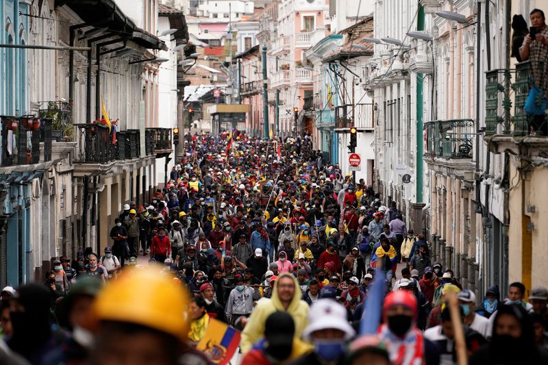 &copy; Reuters. IMAGEN DE ARCHIVO. Manifestantes marchan para exigir que el presidente Guillermo Lasso aborde los aumentos de precios del combustible, los alimentos y otros productos básicos que han provocado 10 días de manifestaciones en todo el país, en Quito, Ecuad