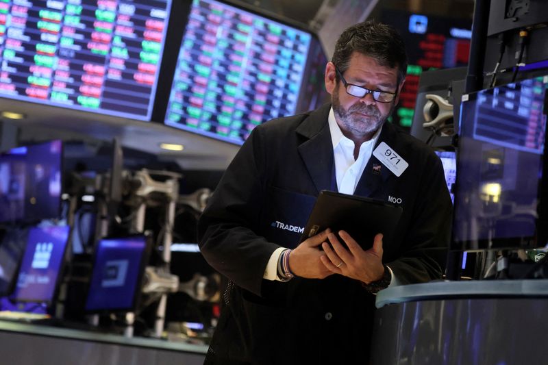 © Reuters. A trader works on the floor of the New York Stock Exchange (NYSE) in New York City, U.S., June 22, 2022.  REUTERS/Brendan McDermid