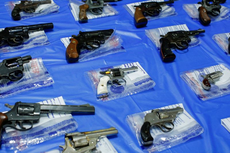 &copy; Reuters. FOTO DE ARCHIVO: Armas se exhiben después de un evento de recompra de armas organizado por el Departamento de Policía de la ciudad de Nueva York (NYPD), en el distrito de Queens de la ciudad de Nueva York, EEUU, 12 de junio de 2021. REUTERS/Eduardo Muñ