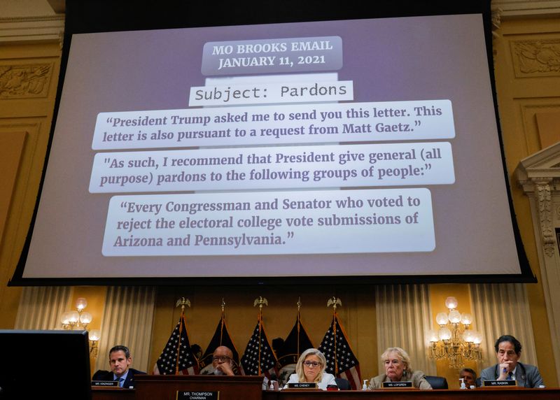 © Reuters. Extracts from an email by U.S. Rep. Mo Brooks (R-AL) to former White House Chief of Staff Mark Meadows asking for pardons for members of Congress are shown on a screen during the fifth public hearing of the U.S. House Select Committee to Investigate the January 6 Attack on the United States Capitol, on Capitol Hill in Washington, U.S., June 23, 2022. REUTERS/Jim Bourg