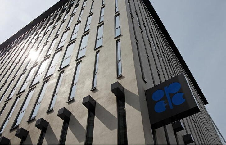 &copy; Reuters. 　石油輸出国機構（ＯＰＥＣ）と非加盟の主要産油国で構成される「ＯＰＥＣプラス」は、バイデン米大統領の中東歴訪が予定される中、現行の増産計画を８月も維持する可能性が高い。複