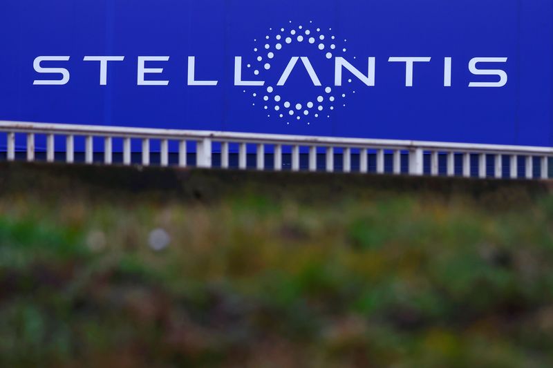 &copy; Reuters. The logo of Stellantis is seen on a company's building in Velizy-Villacoublay near Paris, France, February 1, 2022. REUTERS/Gonzalo Fuentes