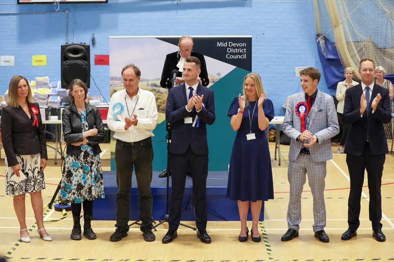 &copy; Reuters. Miembros del partido liberal-demócrata tras obtener la victoria en los comicios de Tiverton y Honiton, en Devon, Reino Unido, el 24 de junio de 2022. REUTERS/Paul Childs