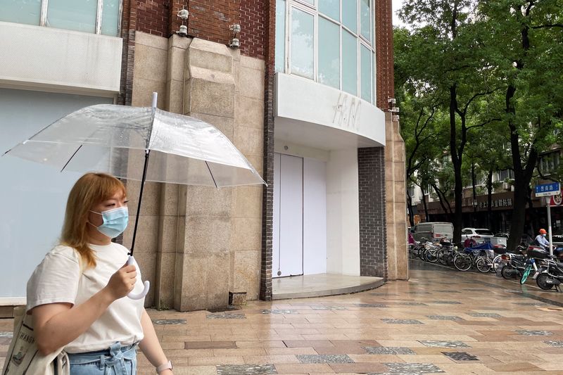 H&M fecha loja principal em Xangai, prejudicada por bloqueios e reação do consumidor