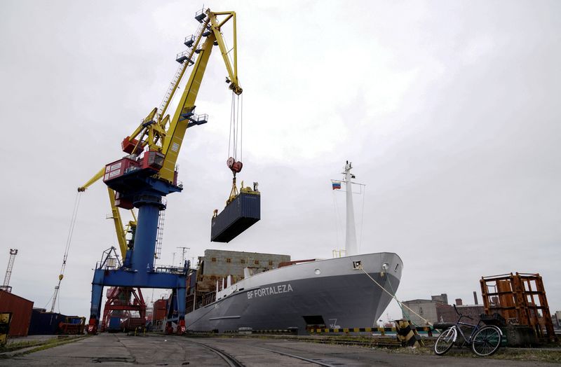 &copy; Reuters. FOTO DE ARCHIVO: Una grúa carga un contenedor en un barco en un puerto de mercancías de Kaliningrado, Rusia, el 28 de octubre de 2021. REUTERS/Vitaly Nevar