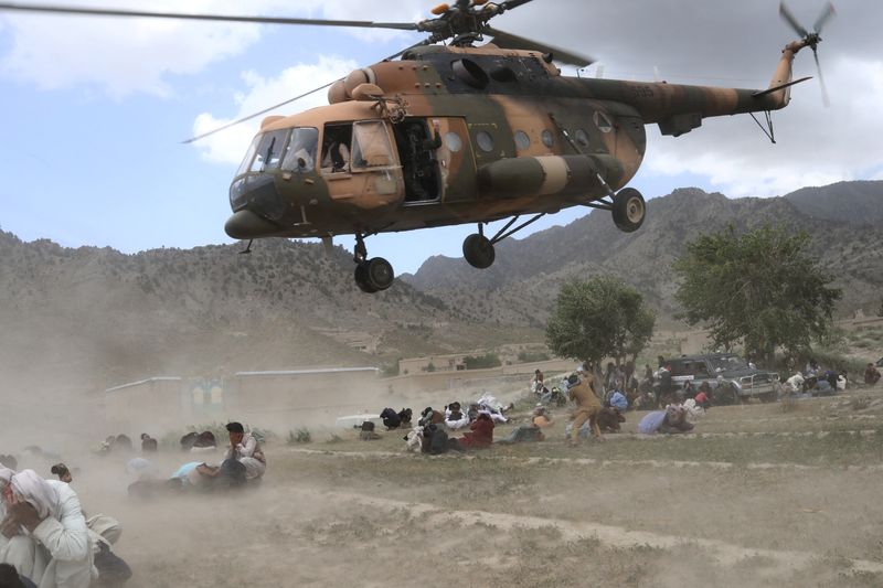 © Reuters. طائرة هليكوبتر تابعة لحركة طالبان تقلع يوم الخميس بعد جلب مساعدات إلى منطقة لحق بها الضرر جراء زلزال ضرب منطقة جايان الجبلية النائية في أفغانستان. تصوير: علي كارا - رويترز 