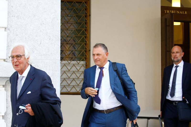 &copy; Reuters. مارك بونانت (إلى اليسار)، المحامي عن المسؤول القطري ناصر الخليفي رئيس مجموعة (بي.ان سبورتس) الإعلامية،
وجيروم فالك (في الوسط)، الأمين العام ا