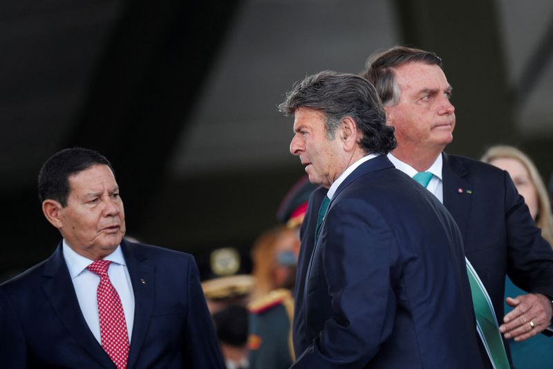 &copy; Reuters. Presidente do STF, Luiz Fux, ao lado do presidente Jair Bolsonaro e do vice-presidente Hamilton Mourão durante cerimônia em Brasília
19/04/2022 REUTERS/Adriano Machado