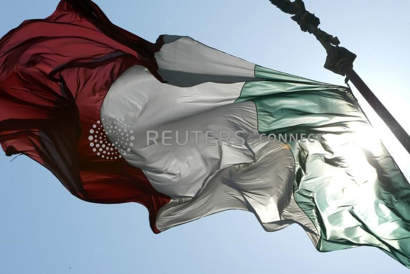 &copy; Reuters. Una bandiera italiana sventola in cima al monumento a Vittorio Emanuele II a Roma il 24 aprile 2003. 
PER QUESTA IMMAGINE NON SONO NECESSARI AUTORIZZAZIONI O AUTORIZZAZIONI SUI DIRITTI

TG/jm