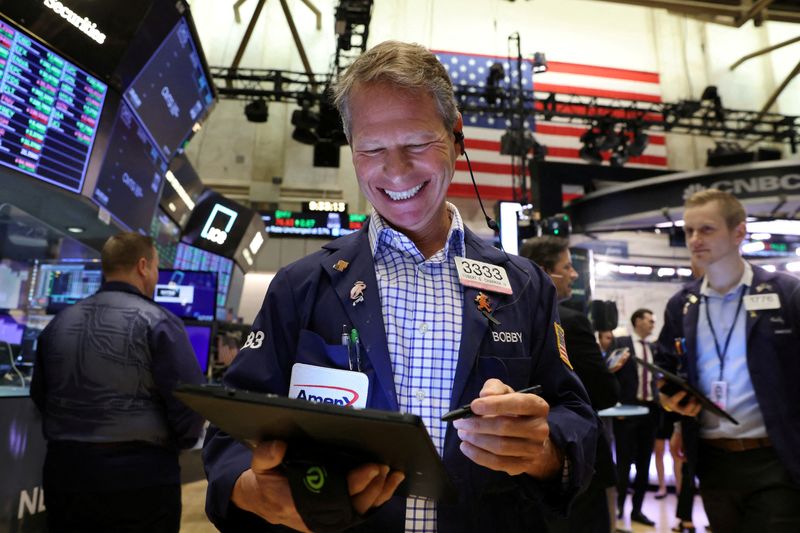 Wall Street posts big gains to end strong week