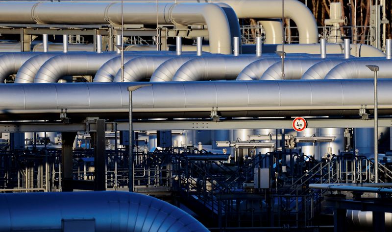 &copy; Reuters. Le gouvernement allemand envisage de convertir certaines parties du gazoduc Nord Stream 2 en un raccordement pour un terminal de gaz naturel liquéfié (GNL) sur la côte de la mer Baltique. /Photo prise le 7 mars 2022/REUTERS/Hannibal Hanschke 