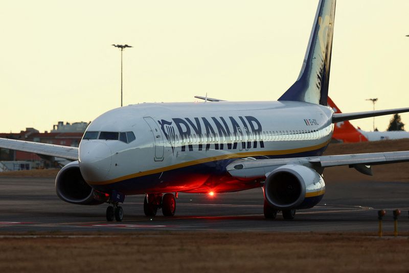 &copy; Reuters. FOTO DE ARCHIVO: Un avión de Ryanair se prepara para despegar del aeropuerto Humberto Delgado de Lisboa en el primero de los tres días de huelga de los tripulantes de cabina en Lisboa, Portugal, el 24 de junio de 2022. REUTERS/Pedro Nunes