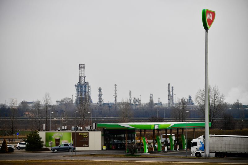 © Reuters. FILE PHOTO: A view of a gas station of Hungarian oil company MOL with the MOL Dunai Refinery in the background, as a surge in fuel and energy prices in the wake of Russia's ongoing invasion of Ukraine puts increased pressure on Hungarian Prime Minister Viktor Orban's low-cost energy policy for households, in Szazhalombatta, Hungary March 18, 2022. REUTERS/Marton Monus/File Photo