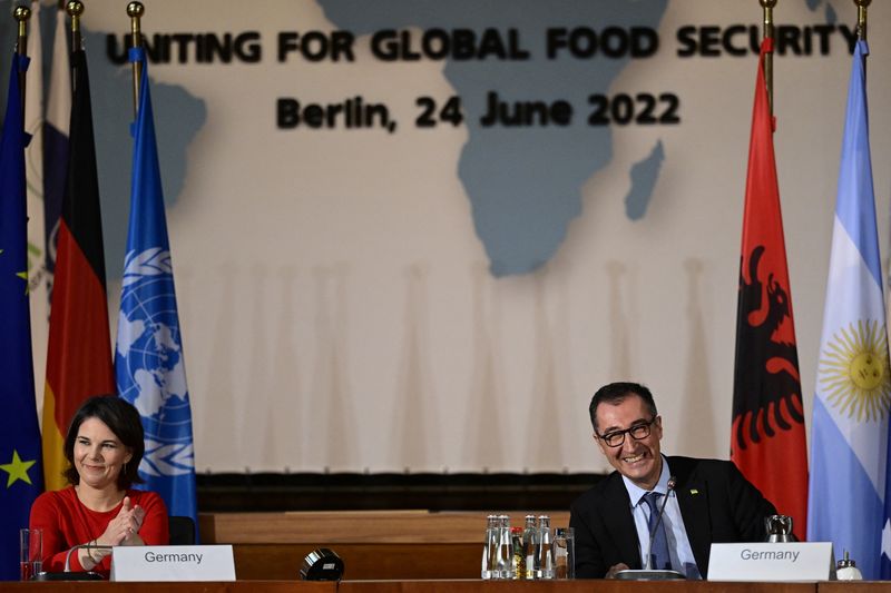&copy; Reuters. وزيرة الخارجية الألمانية أنالينا بيربوك في مؤتمر صحفي مشترك مع وزير الزراعة الألماني جيم أوزدمير في برلين يوم الجمعة. صورة لرويترز. 