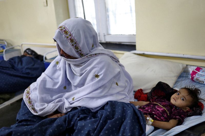 © Reuters. Bibi Hawa and her daughter Safia from the quake-hit area of Barmal, receive treatment at a hospital ward in Sharana, Afghanistan, June 24, 2022. Bibi Hawa claims she lost 18 of her family members in the recent earthquake. REUTERS/Ali Khara     