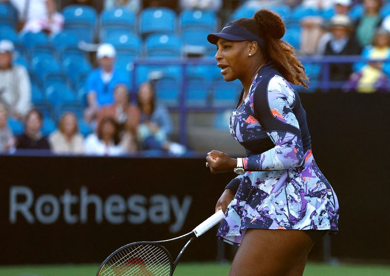 &copy; Reuters. Imagen de archivo de la tenista estadounidense Serena Williams en acción durante su partido de dobles junto a la tunecina Ons Jabeur contra la japonesa Shuko Aoyama y la taiwanesa Hao-Ching Chan por los cuartos de final del torneo Eastbourne Internationa