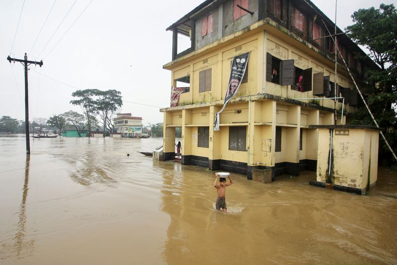 &copy; Reuters. طفل يخوض في مياه الفيضانات في سيلهيت ببنجلادش يوم 19 يونيو حزيران 2022. تصوير رويترز. محظور إعادة بيع الصورة أو وضعها في أرشيف.