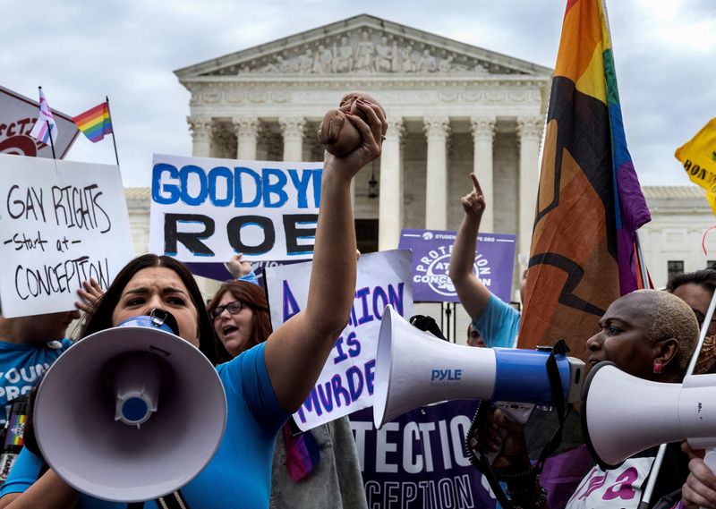 &copy; Reuters. Foto de archivo de manifestantes por el derecho al aborto fuera de la Corre Suprema de EEUU en Washington
Jun 21, 2022. REUTERS/Evelyn Hockstein