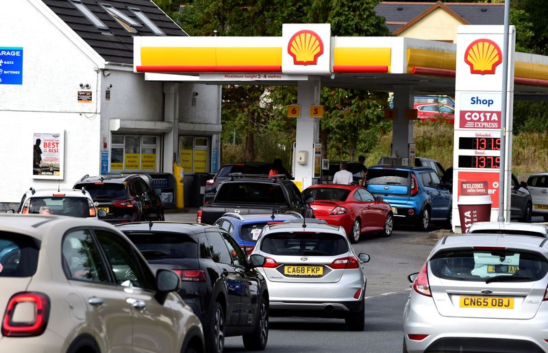 &copy; Reuters. FILE PHOTO: Cars queue up at a petrol and diesel filling station, Begelly, Pembrokeshire, Wales, Britain, September 24, 2021. REUTERS/Rebecca Naden