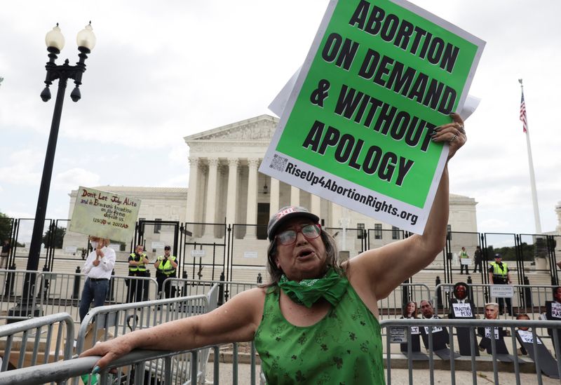&copy; Reuters. Abortion rights demonstrator reacts outside the United States Supreme Court as the court rules in the Dobbs v Women’s Health Organization abortion case, overturning the landmark Roe v Wade abortion decision in Washington, U.S., June 24, 2022. REUTERS/Ev