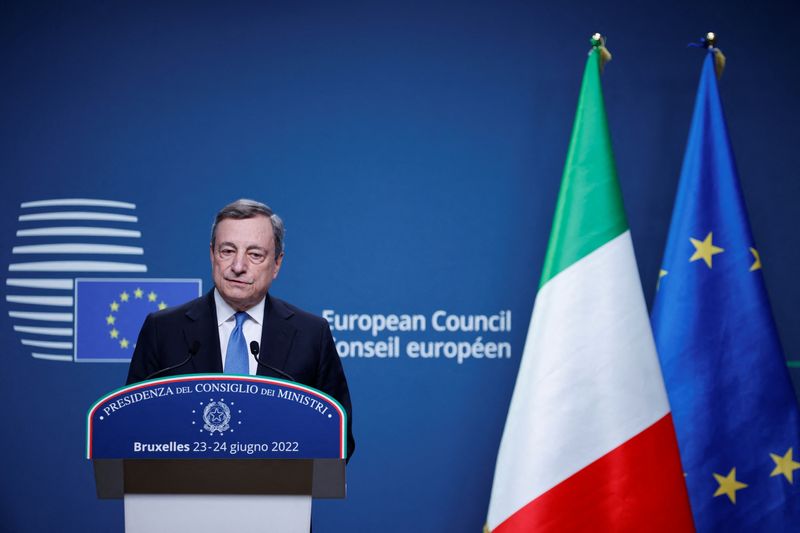 &copy; Reuters. イタリアのドラギ首相は２４日、ドイツで２６日から始まる主要７カ国（Ｇ７）首脳会議で天然ガス価格に上限を設ける案について協議されるとの見方を示した。（２０２２年　ロイター／