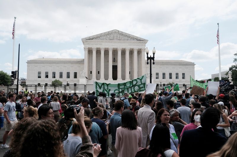 &copy; Reuters. Demonstrators gather outside the United States Supreme Court as the court rules in the Dobbs v Women's Health Organization abortion case, overturning the landmark Roe v Wade abortion decision in Washington, U.S., June 24, 2022. REUTERS/Michael Mccoy