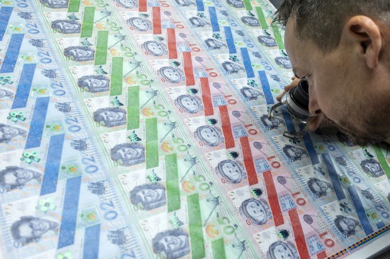 © Reuters. A staff checks a sheet of the Laika specimen series of banknotes produced by Koenig & Bauer Banknote Solutions, during a media visit in Lausanne, Switzerland, June 23, 2022.  REUTERS/Denis Balibouse