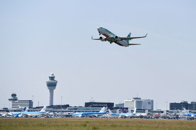 &copy; Reuters. FOTO DE ARCHIVO: Un avión despega del aeropuerto de Schiphol en Ámsterdam, Países Bajos. 16 de junio, 2022. REUTERS/Piroschka van de Wouw/Archivo