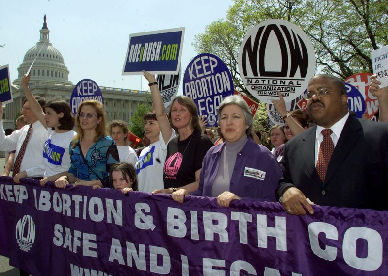 © Reuters. FOTO DE ARCHIVO: La presidenta de  Organization for Women Patricia Ireland marcha con manifestantes que defienden el derecho al aborto en el edificio del Capitolio en EEUU, 22 de abril del 2001./Foto de archivo