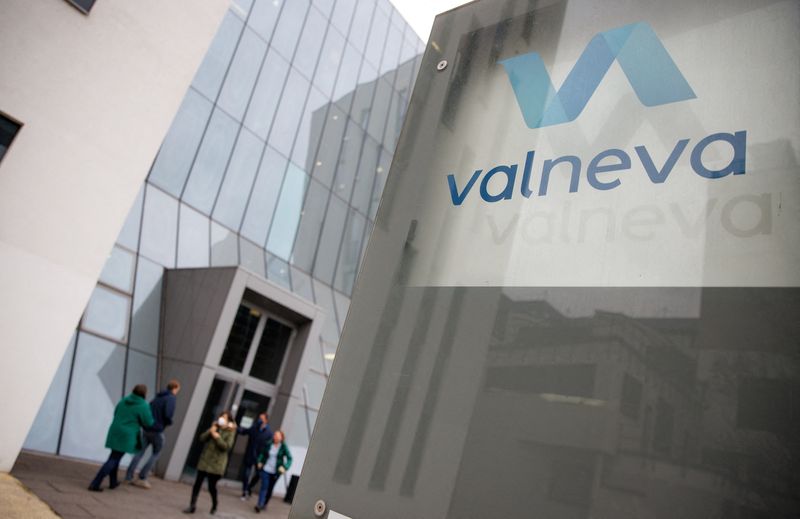 &copy; Reuters. Valneva a annoncé vendredi avoir reçu l'autorisation de la Commission Européenne de mise sur le marché en Europe pour son vaccin inactivé contre le COVID-19, VLA2001. /Photo d'archives/REUTERS/Lisi Niesner