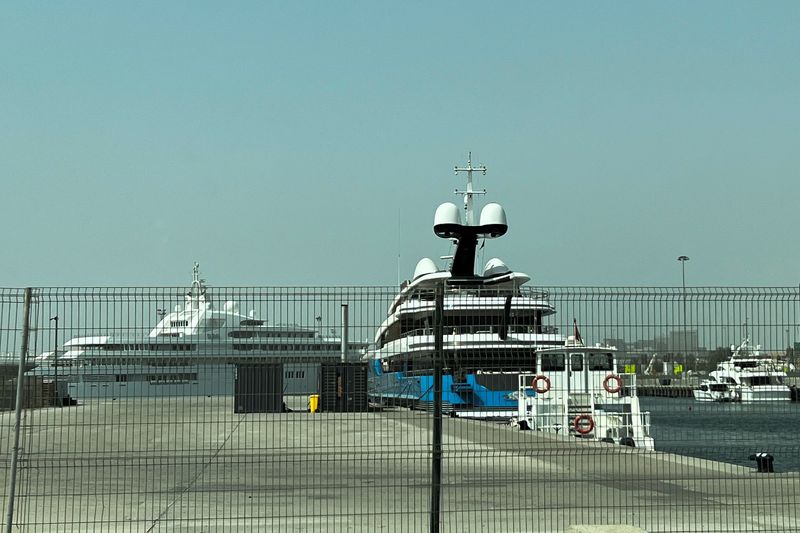 &copy; Reuters. يخت فاخر يملكه الملياردير الروسي آندري سكوتش يرسو في ميناء راشد بدبي في صورة من أرشيف رويترز. 