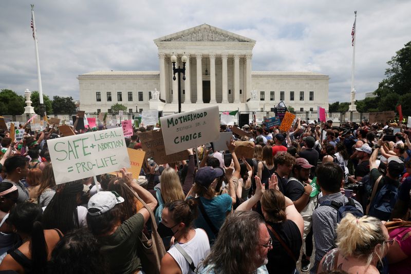 &copy; Reuters. أنصار حق المرأة في الاجهاض خلال مظاهرة أمام المحكمة العليا في واشنطن يوم الجمعة. تصوير: ايفيلين هوكستاين - رويترز. 