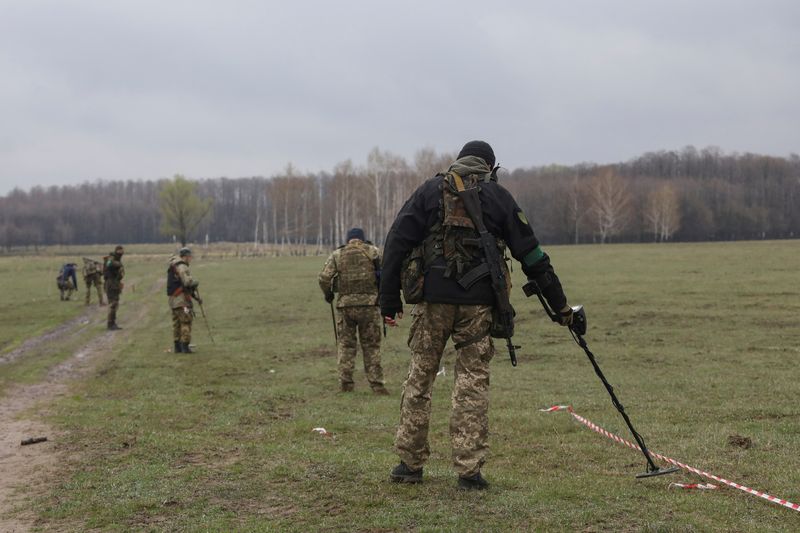 &copy; Reuters. خبراء متفجرات عسكريون يتفقدون منطقة في كييف بحثا عن ألغام وقذائف غير منفجرة بعد الغزو الروسي لأوكرانيا في 21 أبريل نيسان 2022.  تصوير : ميكولا ت