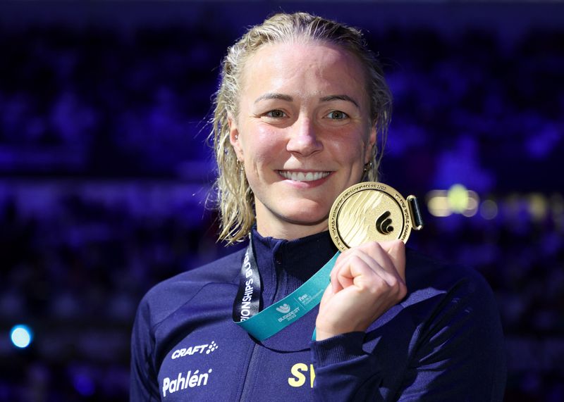 &copy; Reuters. السباحة السويدية سارة شيوستروم تحتفل بفوزها بذهبية 50 متر فراشة ببطولة العالم في بودابست يوم الجمعة. تصوير: انطونيو برونيتش - رويترز.