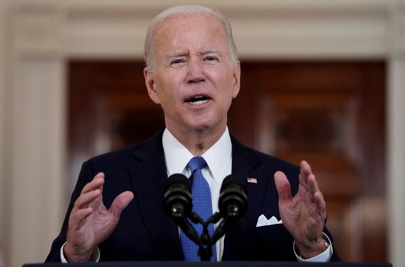 © Reuters. U.S. President Joe Biden delivers remarks after the the U.S. Supreme Court ruled in the Dobbs v Women's Health Organization abortion case, overturning the landmark Roe v Wade abortion decision, at the White House in Washington, U.S., June 24, 2022. REUTERS/Elizabeth Frantz