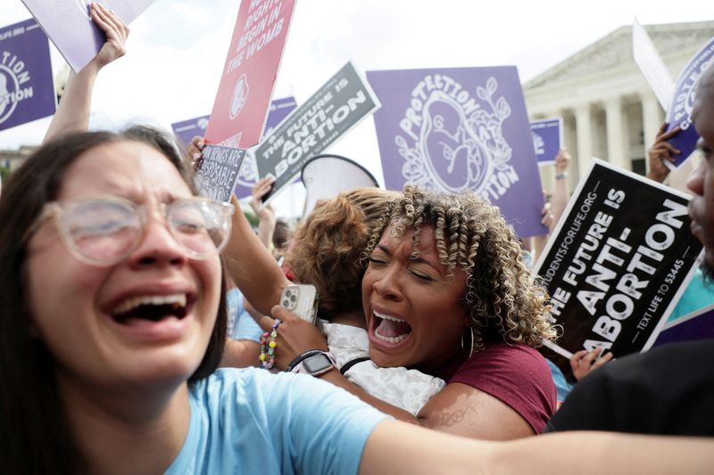 &copy; Reuters. نشطاء معارضون للاجهاض امام المحكمة العليا الأمريكية بواشنطن يوم الجمعة. تصوير: ايفيلين هوكستاين - رويترز. 