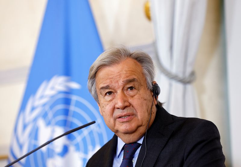 &copy; Reuters. FOTO DE ARCHIVO: El secretario general de las Naciones Unidas, Antonio Guterres, habla durante una conferencia de prensa con el canciller austriaco Karl Nehammer (fuera de cuadro) y el ministro de Relaciones Exteriores Alexander Schallenberg (fuera de cua