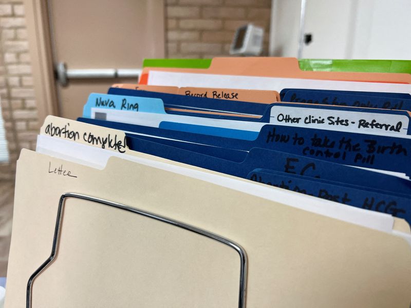 © Reuters. FILE PHOTO: Folders containing medical records of abortions that took place inside Tulsa Women's Clinic, prior to Oklahoma's abortion ban, are pictured in Tulsa, Oklahoma, U.S. June 20, 2022. REUTERS/Liliana Salgado/File Photo