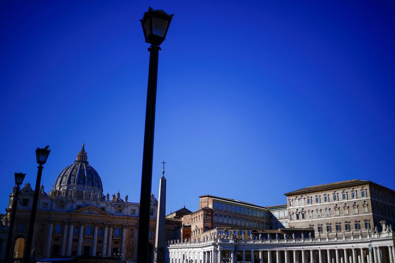 &copy; Reuters. FOTO DE ARCHIVO: Vista general de la Basílica de San Pedro y del Palacio Apostólico, en el Vaticano. 8 de febrero de 2022. REUTERS/Guglielmo Mangiapane/