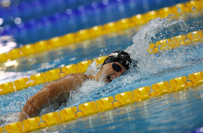 © Reuters. السباحة الأمريكية كاتي ليديكي خلال سباق 800 متر حرة ببطولة العالم في بودابست يوم الجمعة. تصوير: ليزا ليوتنر - رويترز. 